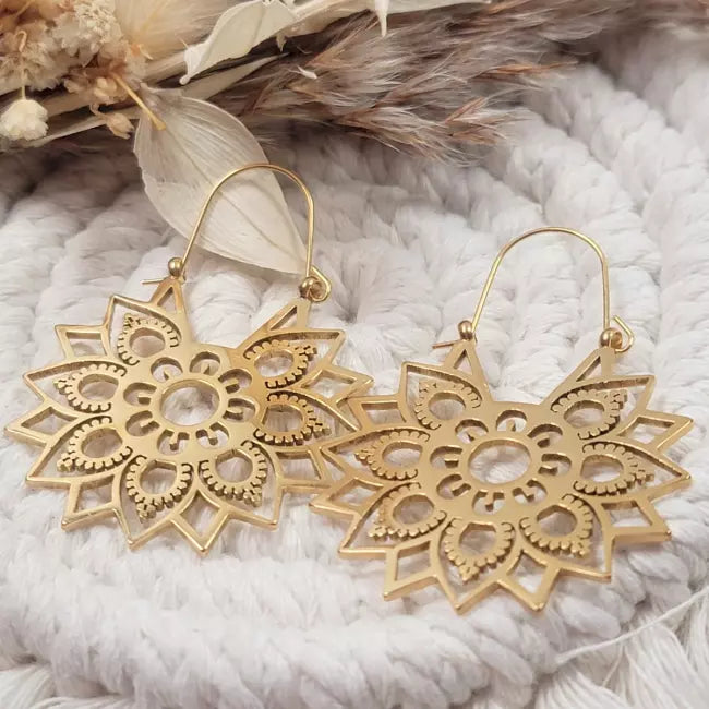Boucles d’oreilles mandala dorées en acier inoxydable – créoles bohème chic