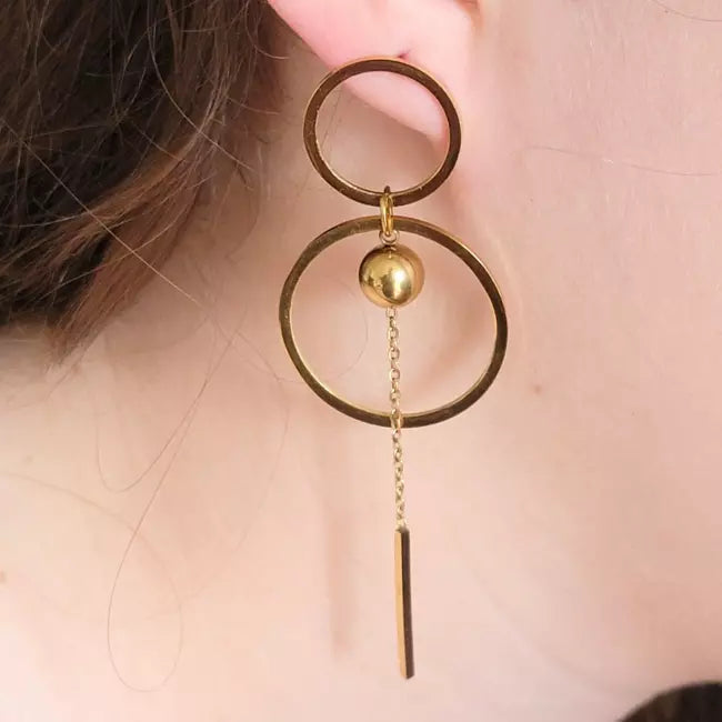 Boucles d’oreilles pendantes dorées en acier inoxydable avec cercles géométriques et chaîne minimaliste