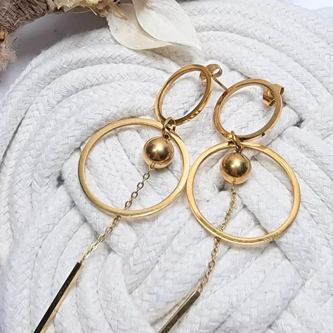 Boucles d’oreilles pendantes dorées en acier inoxydable avec cercles géométriques et chaîne minimaliste