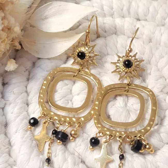 Boucles d’oreilles pendantes dorées soleil noir et charms étoiles – bijoux bohème chic en acier inoxydable