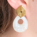 Boucles d’oreilles pendantes femme en résine nacrée et acier inoxydable doré