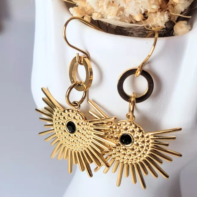Boucles d’oreilles pendantes soleil doré en acier inoxydable avec pierre noire – style bohème chic