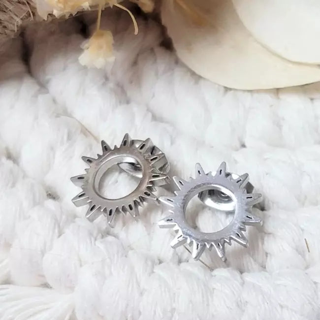 Paire de boucles d’oreilles soleil argentées bohème chic en acier inoxydable