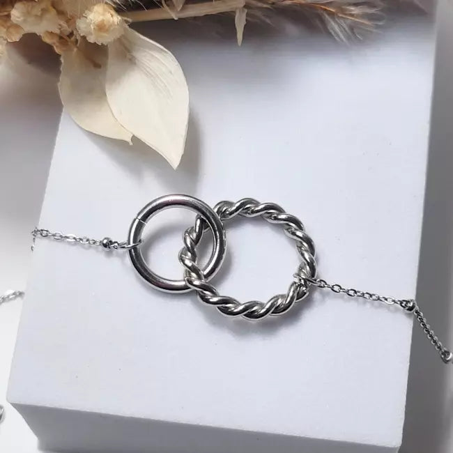 Bracelet argenté femme avec deux anneaux entrelacés en acier inoxydable