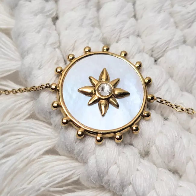 Bracelet doré femme avec médaillon rond étoile et fond nacré