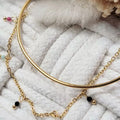 Bracelet doré élégant avec deux joncs et perles multicolores