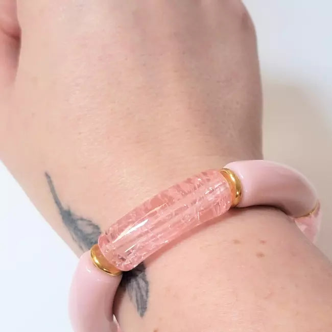 Bracelet élastique femme perles roses et cylindre texturé