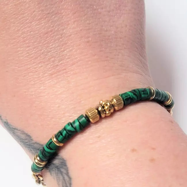 Bracelet femme fin perles dorées et vertes en acier inoxydable ajustable