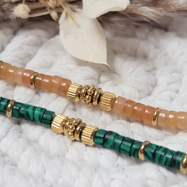 Bracelets fins femme perles dorées avec variantes beige et vert en acier inoxydable