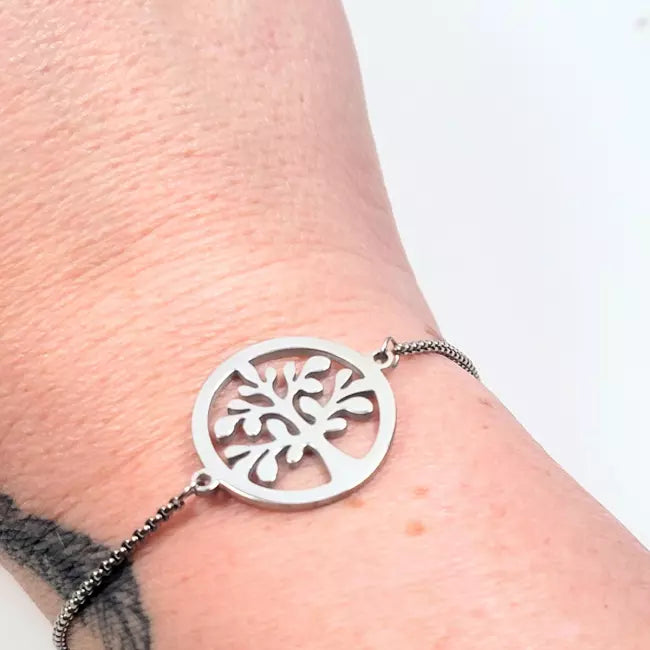 Bracelet femme arbre de vie en acier inoxydable argenté porté au poignet