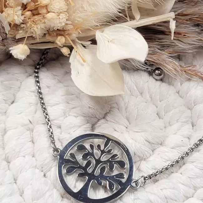 Bracelet femme arbre de vie en acier inoxydable argenté porté au poignet