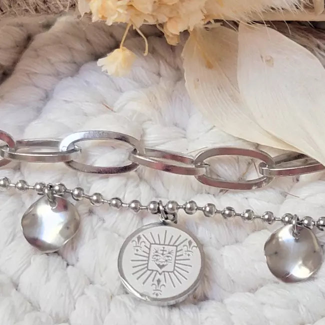 Bracelet acier inoxydable double chaîne avec médaillon gravé et pampilles