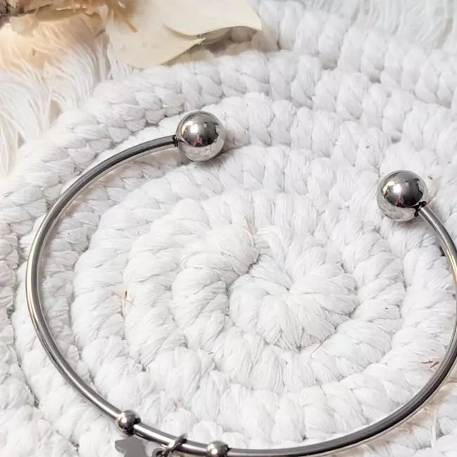 Bracelet jonc ouvert argenté femme avec pendentif chien