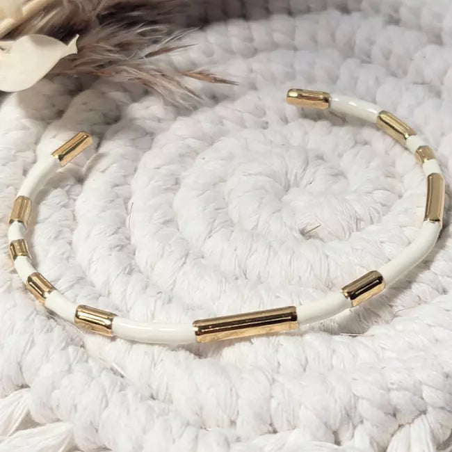 Bracelet jonc femme blanc et doré en acier inoxydable porté au poignet