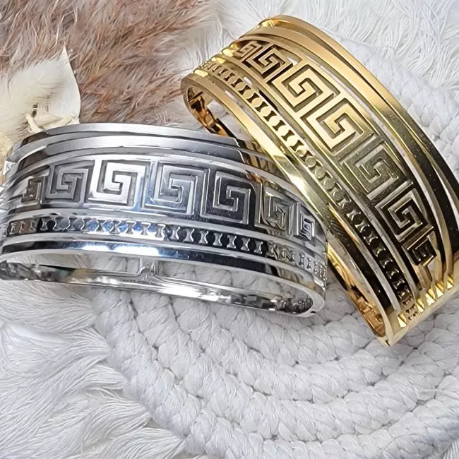 Bracelets joncs femme acier inoxydable doré et argenté posés ensemble