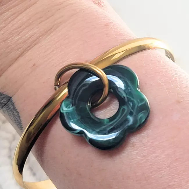 Bracelet jonc doré femme avec pendentif fleur verte en acier inoxydable
