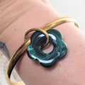 Bracelet jonc doré femme avec pendentif fleur verte en acier inoxydable