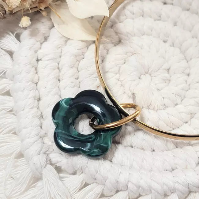Bracelet jonc doré femme avec pendentif fleur verte en acier inoxydable