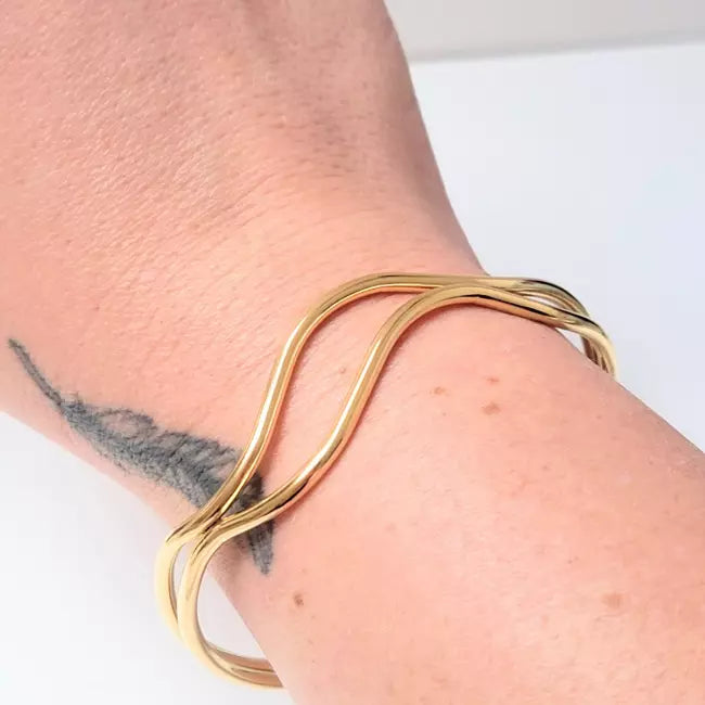 Bracelet jonc vague femme en acier inoxydable argenté, bijou ajustable porté au poignet