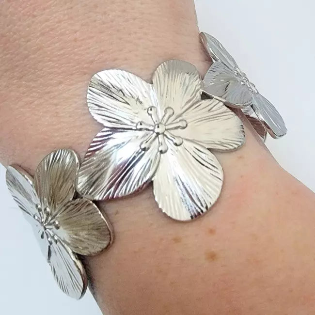 Bracelet manchette femme doré en acier inoxydable avec fleurs ajourées élégantes