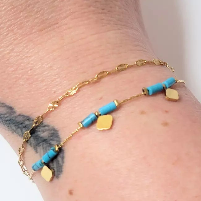 Bracelet multi rang femme doré et turquoise en acier inoxydable porté au poignet