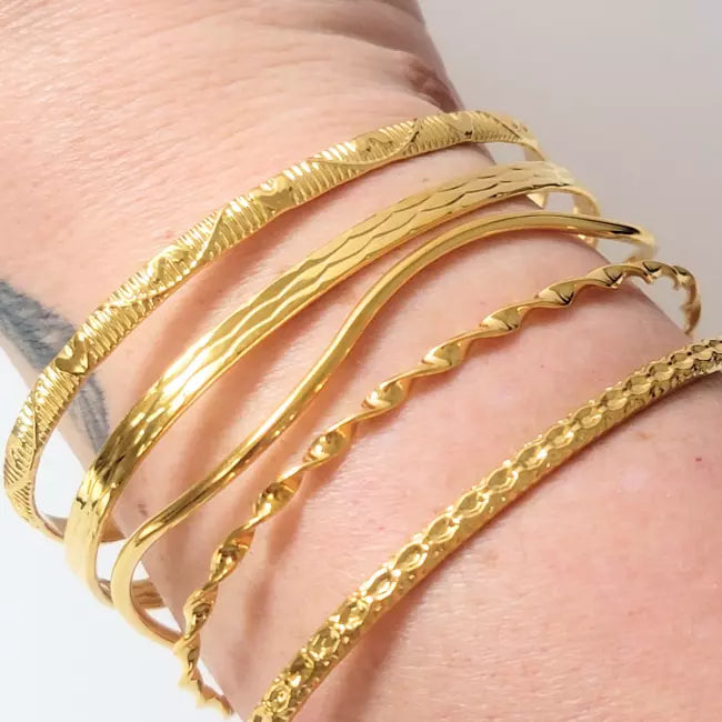 Bracelet rigide multi joncs femme argenté en acier inoxydable porté au poignet