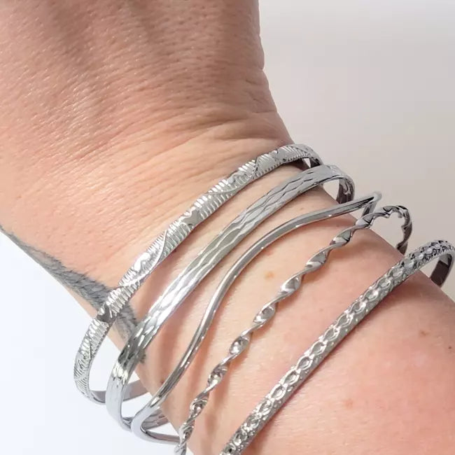 Bracelet rigide multi joncs femme argenté en acier inoxydable porté au poignet
