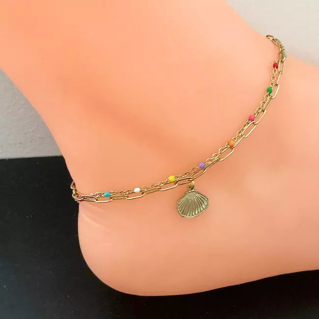 Chaîne de cheville dorée avec pendentif coquillage, bijou estival porté à la cheville
