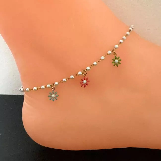 Chaîne de cheville dorée avec perles blanches et pendentifs fleurs émaillées colorées, bijou femme
