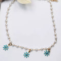 Chaîne de cheville dorée avec perles blanches et fleurs émaillées turquoise, bijou estival