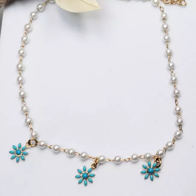 Chaîne de cheville dorée avec perles blanches et fleurs émaillées turquoise, bijou estival