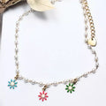 Chaîne de cheville dorée avec perles blanches et fleurs émaillées multicolores, bijou tendance