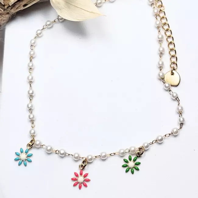 Chaîne de cheville dorée avec perles blanches et fleurs émaillées multicolores, bijou tendance