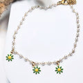 Chaîne de cheville dorée avec perles blanches et fleurs émaillées vertes, bijou fantaisie