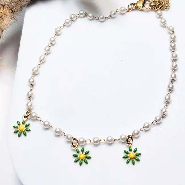 Chaîne de cheville dorée avec perles blanches et fleurs émaillées vertes, bijou fantaisie