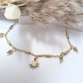 Chaîne de cheville femme dorée avec pendentif soleil, bijou tendance été