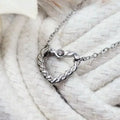 Collier cœur torsadé argenté en acier inoxydable, pendentif ajouré décoré d’un petit strass.