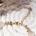 Détail du fermoir mousqueton doré et chaînette d’extension du collier pierres naturelles.