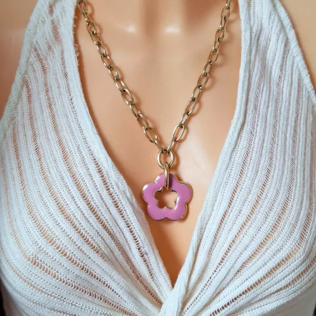 Collier fleur rose en acrylique porté, pendentif en forme de fleur sur chaîne dorée à gros maillons.