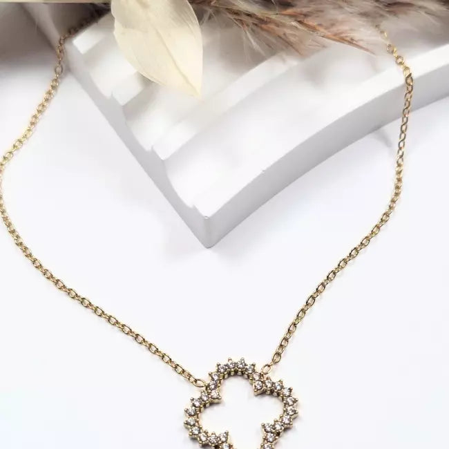 Collier fleur argenté en acier inoxydable porté, pendentif en strass brillant en forme de fleur ajourée.