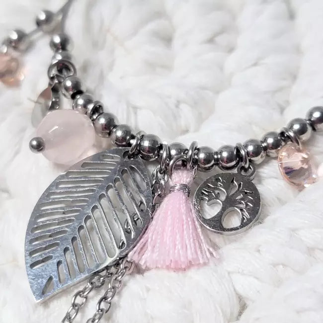 Boucles d’oreilles créoles bohèmes en acier inoxydable avec breloques feuille, pompon rose et perles quartz rose