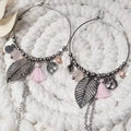 Paire de boucles d’oreilles créoles bohèmes avec breloques quartz rose, feuille et pompon