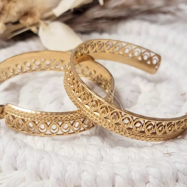 Boucles d’oreilles créoles larges ajourées en acier inoxydable argenté portées – style bohème chic