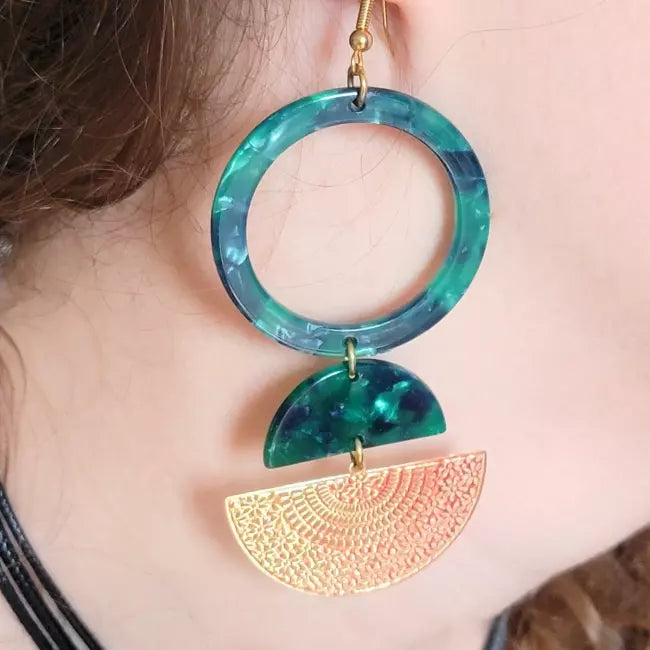 Boucles d’oreilles pendantes vert et doré en écaille de tortue, design géométrique circulaire et demi-lune
