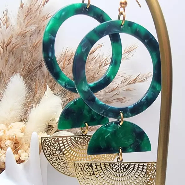 Boucles d’oreilles pendantes vert et doré en écaille de tortue, design géométrique circulaire et demi-lune