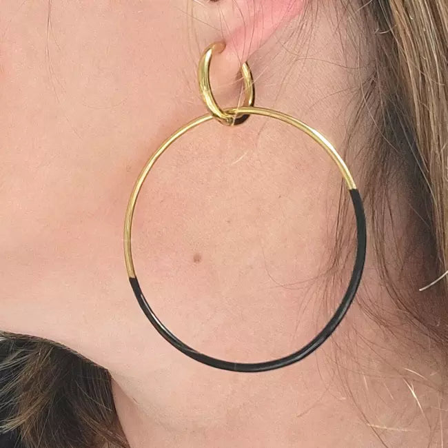Grande boucle d’oreille créole femme dorée et noire en acier inoxydable – portée à l’oreille