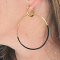 Grande boucle d’oreille créole femme dorée et noire en acier inoxydable – portée à l’oreille