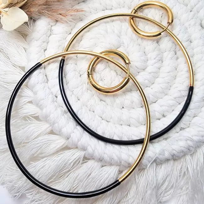 Grande boucle d’oreille créole femme dorée et noire en acier inoxydable – portée à l’oreille