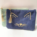 Pochette en velours côtelé bleu et vert motif chat brodé doré avec pompon, trousse zippée