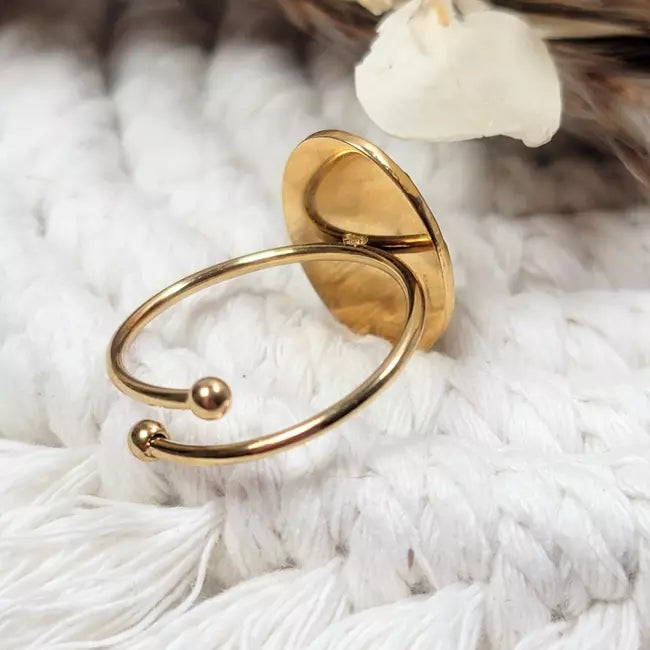 Vue arrière de la bague dorée ajustable avec finition martelée et pierre noire